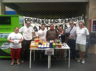 Mesa informativa y recogida de alimentos y material escolar. 04/07/2013 Red de Solidaridad de Fuenlabrada Mesa informativa y recogida de alimentos y material escolar. 04/07/2013 Red de Solidaridad de Fuenlabrada