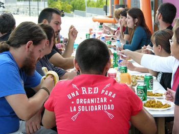 La RSP compartiendo la paella popular. (Foto: Francisco Lavado) La RSP compartiendo la paella popular. (Foto: Francisco Lavado)